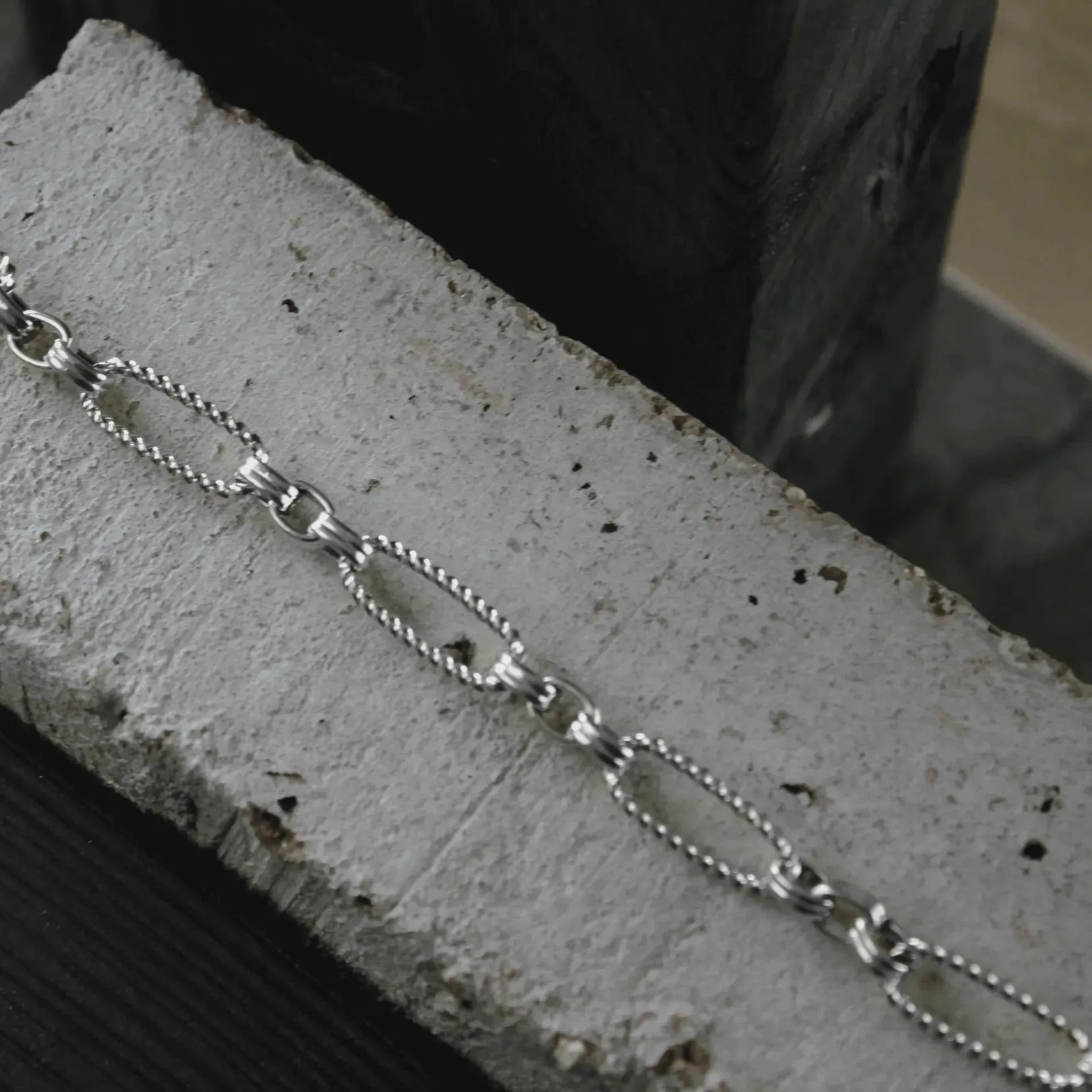 Courage Waterproof Oval Ripple Link Bracelet Silver Plating