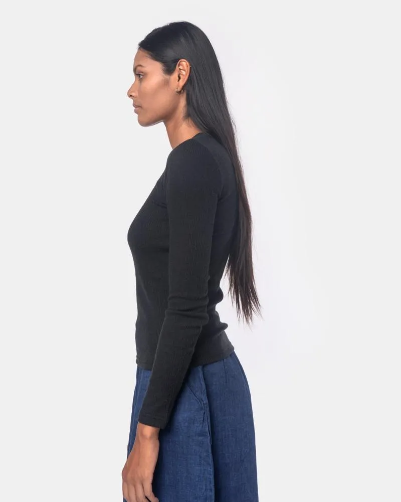 Long Sleeve Powder U-Neck Tee in Black