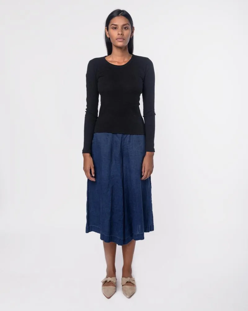 Long Sleeve Powder U-Neck Tee in Black