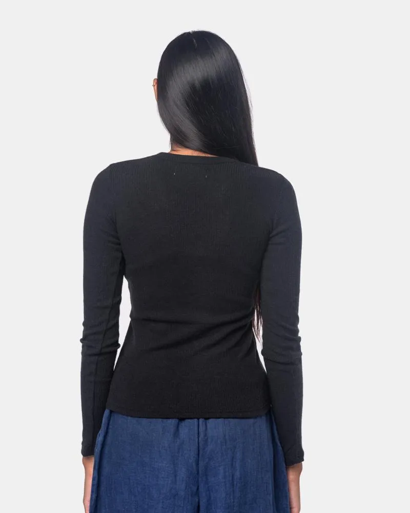 Long Sleeve Powder U-Neck Tee in Black